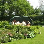 Pleasing Holiday In With Patio 度假居 斯霍尔